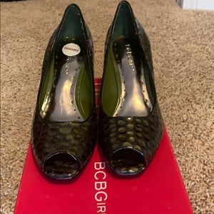 BCBG MOSS TONE/BLACK WITH WEDGE HEEL